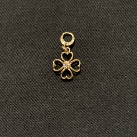 Fossil clover charm - Picture 6 of 15